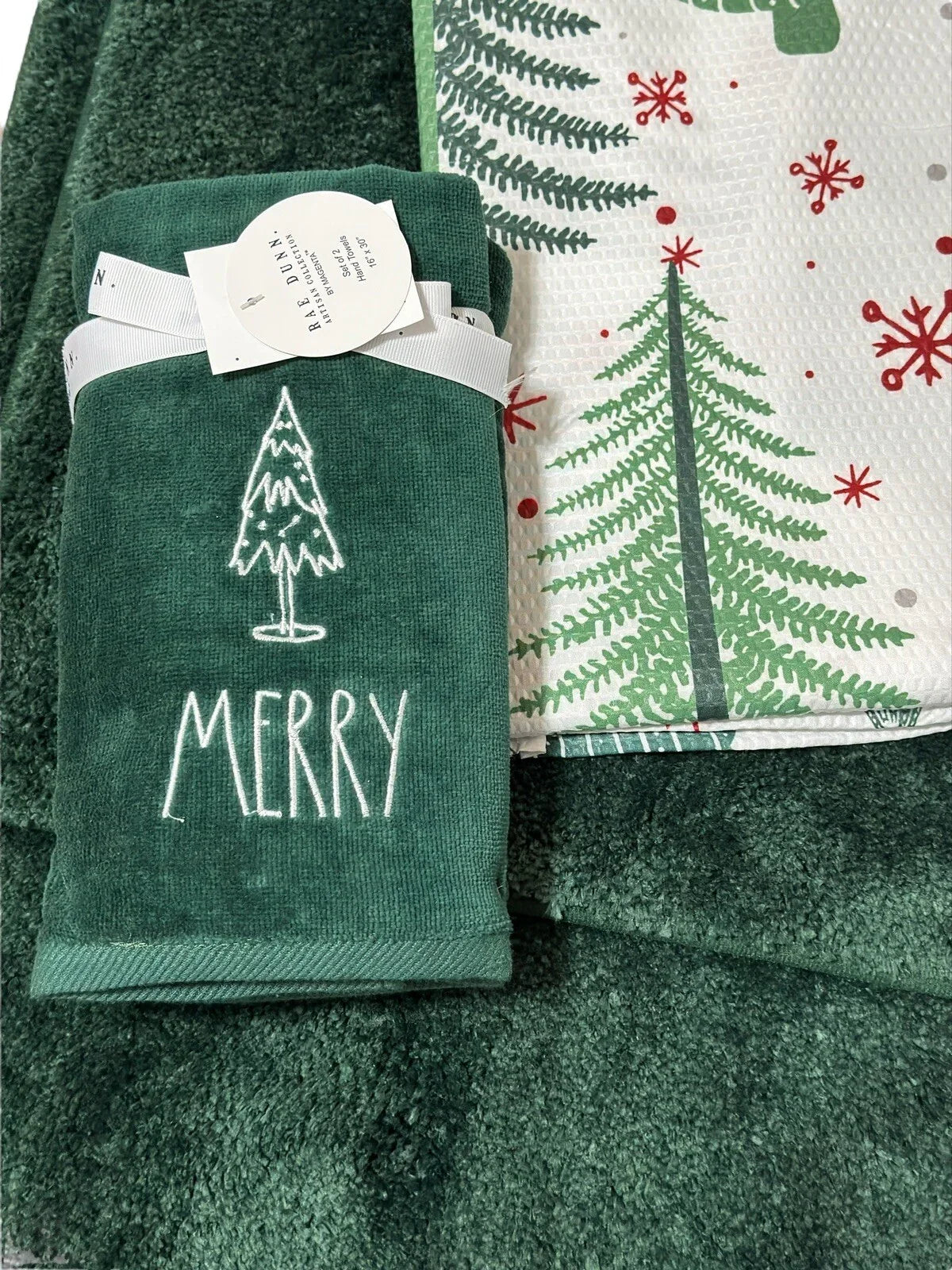 17 pc Christmas Shower Curtain Set, Rug/ Hangers/ Bath Mat/Shower Curtain/ Towel - Trendiez U ♥