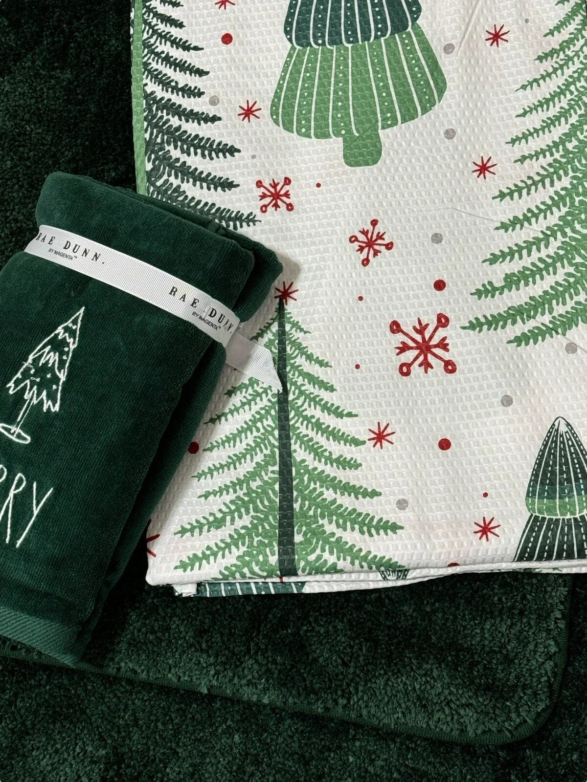 17 pc Christmas Shower Curtain Set, Rug/ Hangers/ Bath Mat/Shower Curtain/ Towel - Trendiez U ♥ 