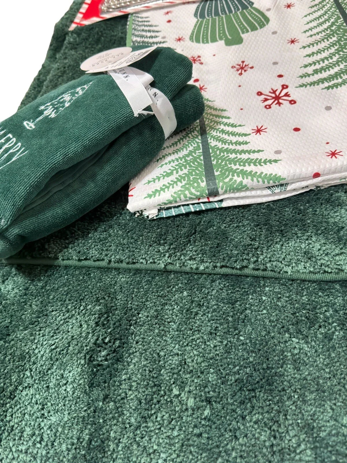 17 pc Christmas Shower Curtain Set, Rug/ Hangers/ Bath Mat/Shower Curtain/ Towel - Trendiez U ♥ 