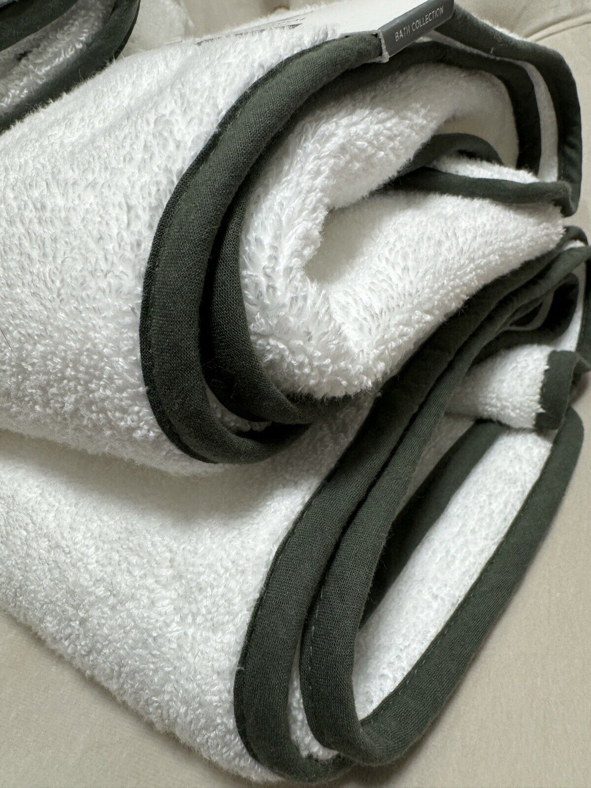 Rachel Ashwell Christmas White Bath Towels With Green Trim 4 piece Set